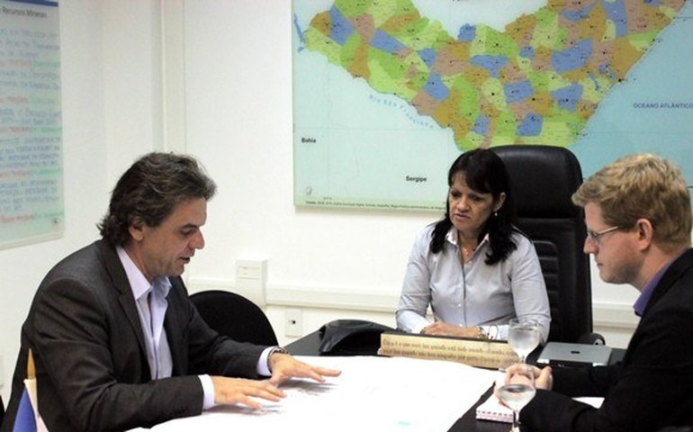 Indústria de papel estuda instalação de nova unidade em Alagoas