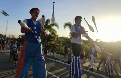 Palhaceata no Bosque das Arapiracas inicia celebrações de 11 anos da Escola de Circo