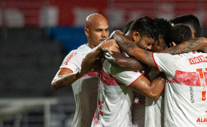 Jogadores do CRB comemoram gol diante da Ponte Preta