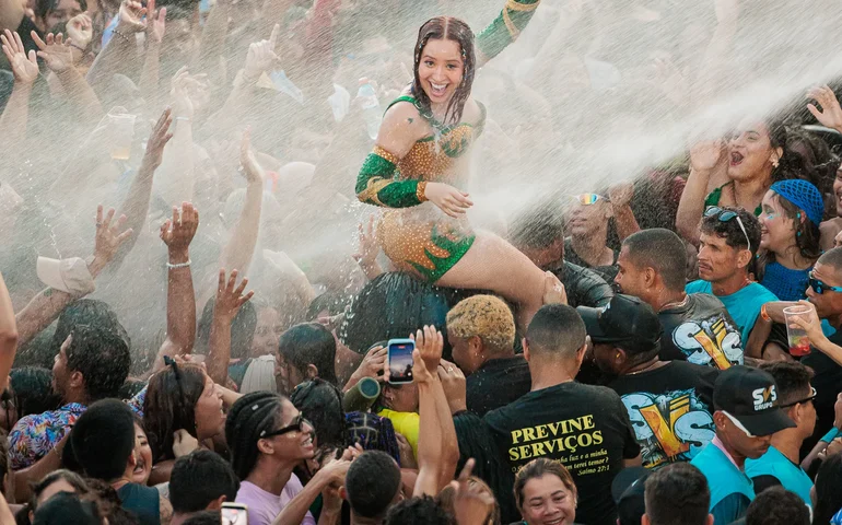 Mari Fernandez se apresenta em caminhão Pipa e se joga no público de 600 mil pessoas