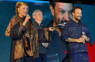 Guto Melo e Vanessa Bellini levam alegria e animação ao público como Mestres de Cerimônia do Palco Anhangabaú da Virada Cultural