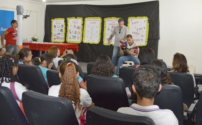 Estudantes participam de ações de combate ao tabagismo