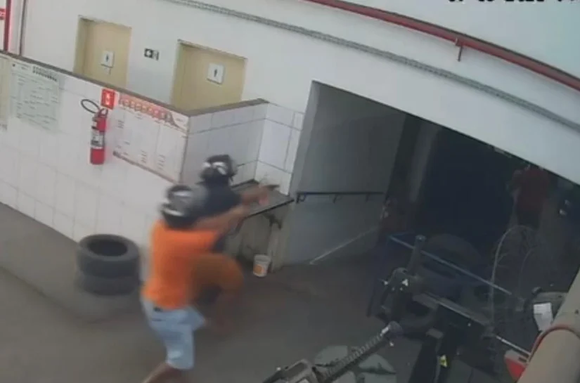 Vídeo: Motoqueiros executam homem dentro de oficina em Arapiraca