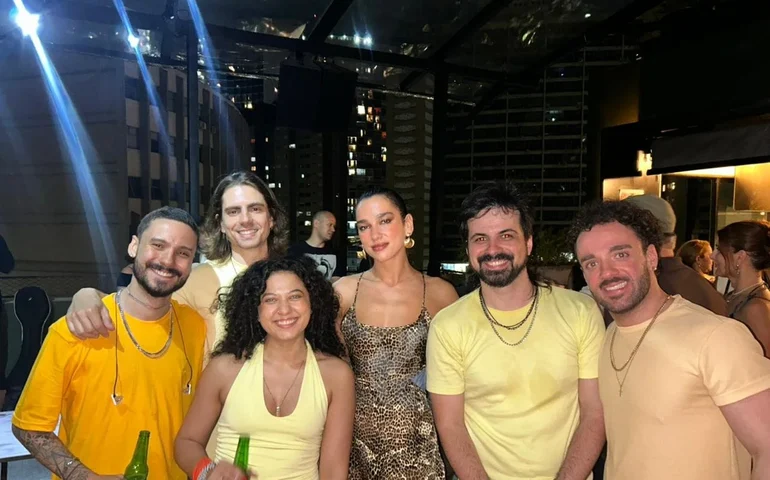 Conheça o Versão!: grupo brasileiro que fez Dua Lipa e Shawn Mendes caírem no samba em São Paulo