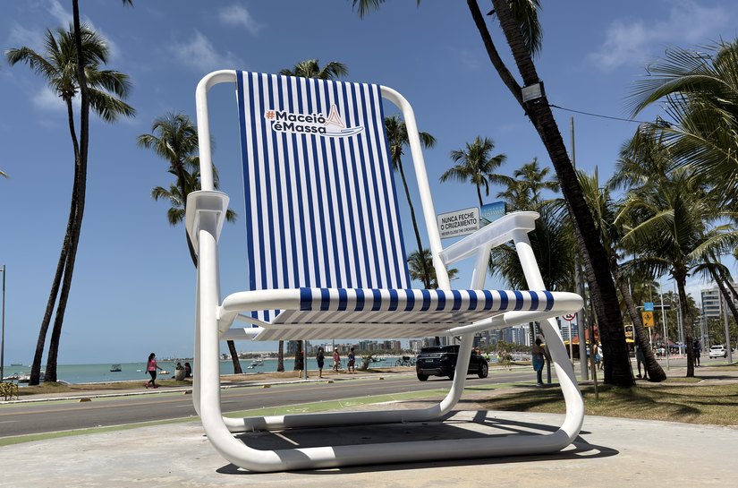 Cadeira Gigante ganha vida nova com estrutura repaginada na orla de Ponta Verde