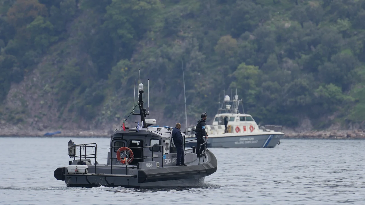 Naufrágios causam a morte de 12 migrantes perto de ilhas gregas.