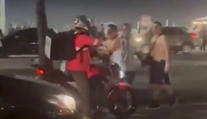 Viseira do capacete do motociclista foi quebrada durante confronto briga / Foto: Reprodução