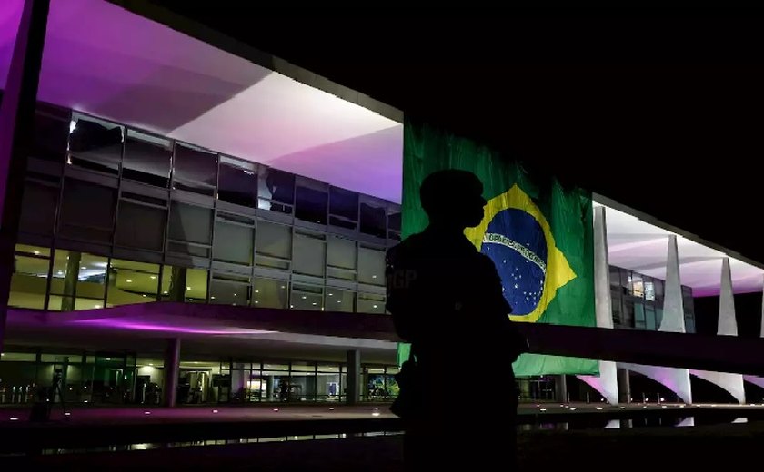 Contra normais legais, Bolsonaro manda pendurar no Planalto Bandeira gigante