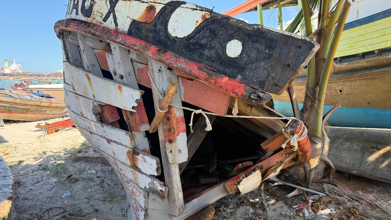 Prefeitura retira embarcações e objetos abandonados no Centro Pesqueiro do Jaraguá