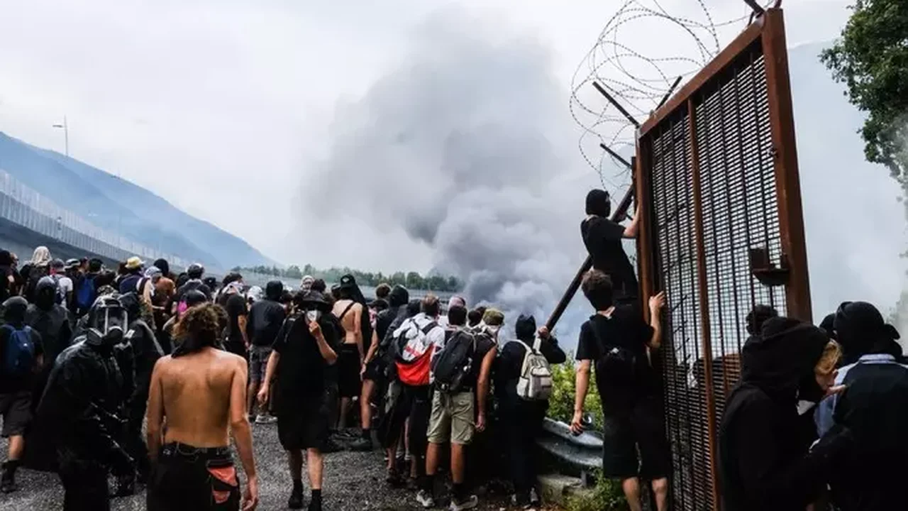 Itália tem nova onda de protestos violentos contra policiais