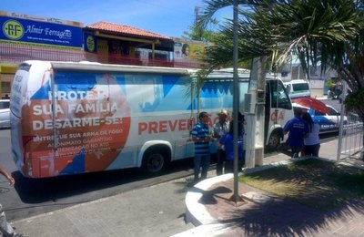 Ônibus de entrega voluntária de armas percorre cinco municípios esta semana