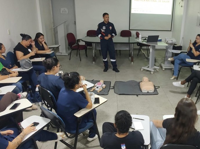 Acadêmicos de enfermagem da Ufal fazem visita técnica ao Samu