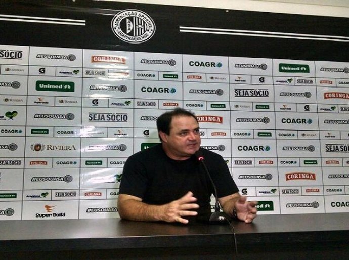 Durante treino, Vica analisa possível time titular e jovens atletas alvinegros