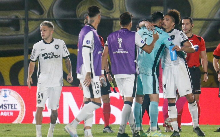 Botafogo segura vantagem e avança às quartas da Sul-Americana; Goiás é eliminado