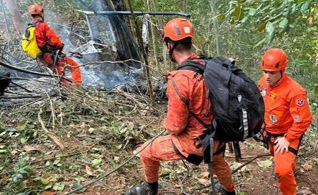Equipe dos Bombeiros precisou avançar por área de mata de difícil acesso para chegar à aeronave, que caiu perto do Cristo Redentor