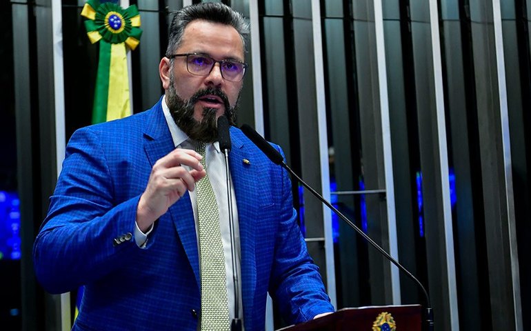 Senador bolsonarista furioso com perda de voo achincalha funcionário no aeroporto