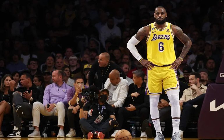 LeBron e Doncic decepcionam e Lakers perdem de penúltimo colocado na NBA