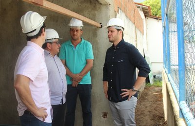 Prefeito Cacau e secretário Marcelo Beltrão vistoriaram obras da Escola Municipal Araújo Lobo