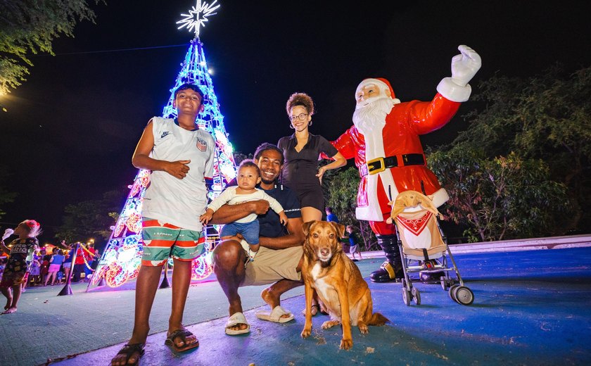 Moradores do Vergel do Lago se encantam com o brilho do Natal na Parada Natalina