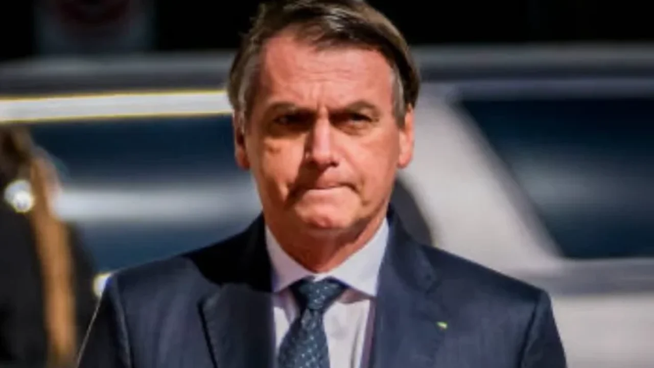 Defesa de Bolsonaro diz que arma foi desativada para protegê-lo e que ex-presidente pediu conserto