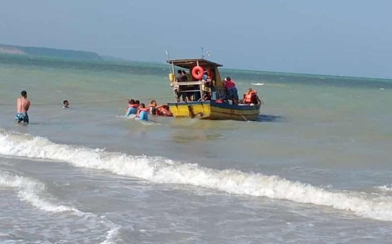 Catamarã vira na Barra de Santo Antônio durante passeio