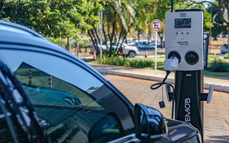 Montadoras apoiam decisão que limita importação de carros elétricos