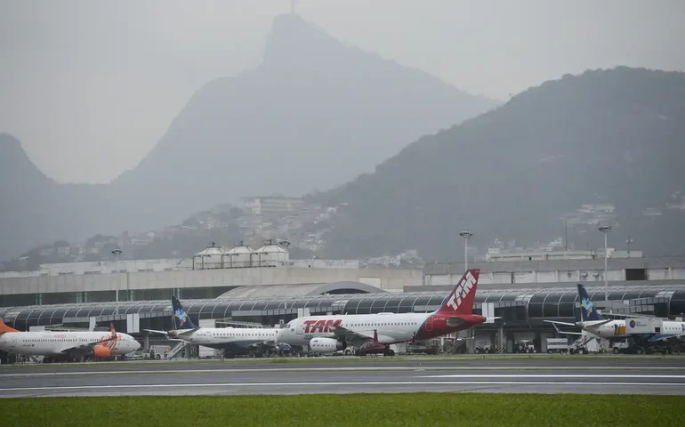 Voos da American Airlines são liberados nos EUA após interrupção por problema técnico