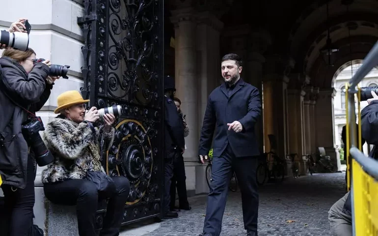 Zelensky diz que ucranianos devem decidir sobre cessão territorial