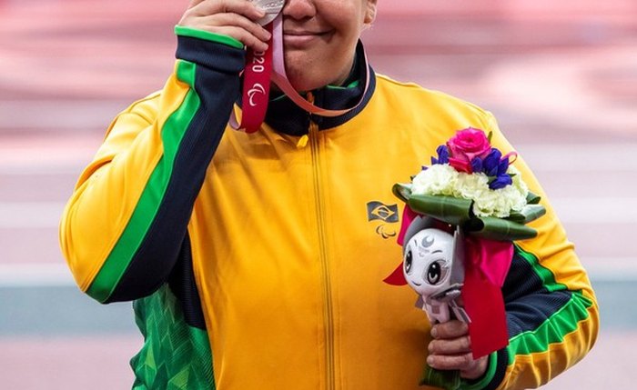 Marivana exibe medalha de prata conquistada em Tóquio