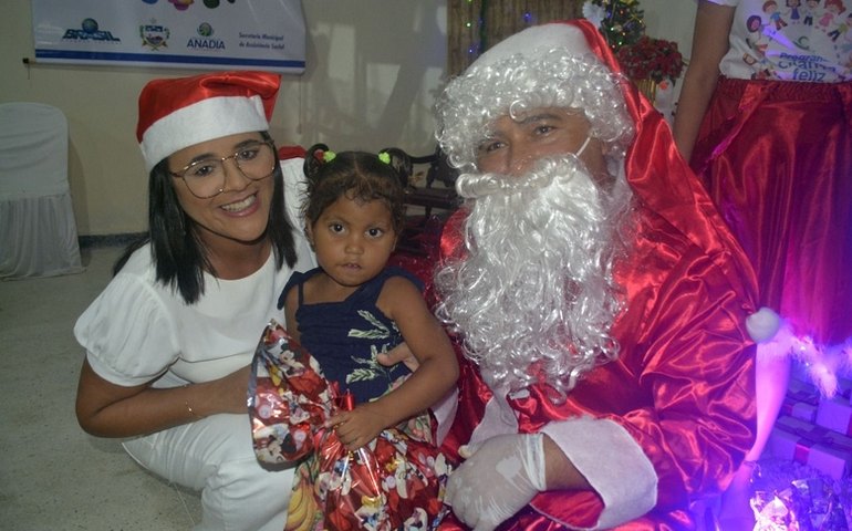 Prefeito de Santana do Mundaú recebe uma retroescavadeira do senador Collor