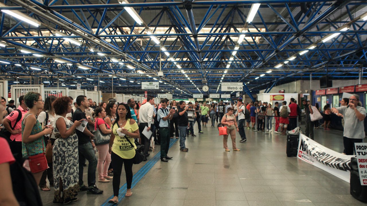 Metroviários de São Paulo podem entrar em greve na terça-feira (15)