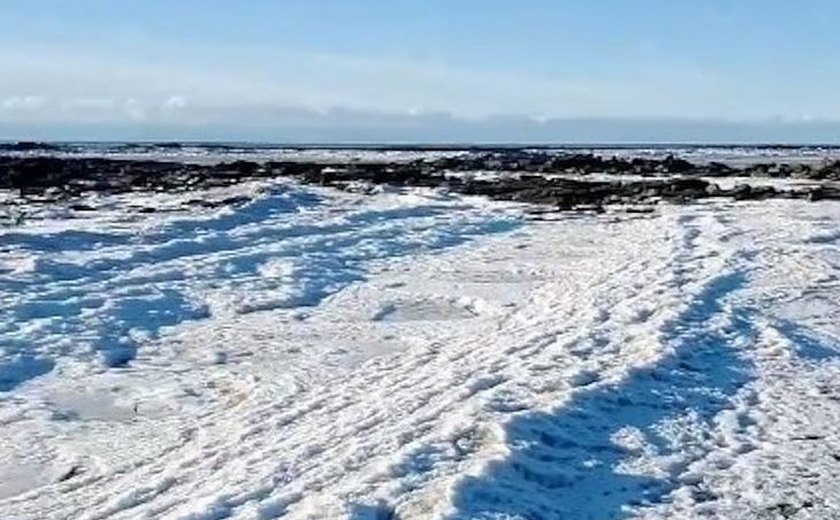 Frio extremo congela ondas do mar na província Terra do Fogo