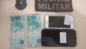 Além das cédulas falsas, policiais apreenderam dois celulares. / Foto: Foto: Polícia Militar de Sergipe