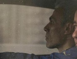 Mehmet Ali Agca é visto dentro de carro na segunda-feira (18) em Ancara, logo após sua libertação