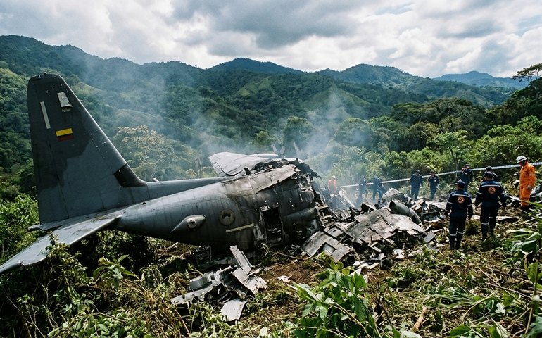 Avião militar cai na Colômbia com ao menos 90 soldados a bordo, diz imprensa local