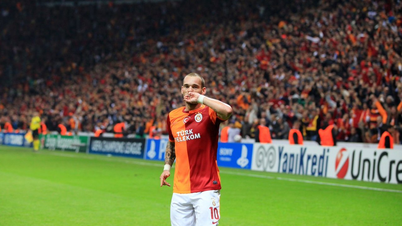 Carrasco do Brasil na Copa de 2010, Sneijder critica técnicas mulheres em times masculinos: 'Estamos indo longe demais'