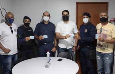 Prefeito Arthur Freitas entrega carteiras funcionais para guardas municipais de Santana do Mundaú