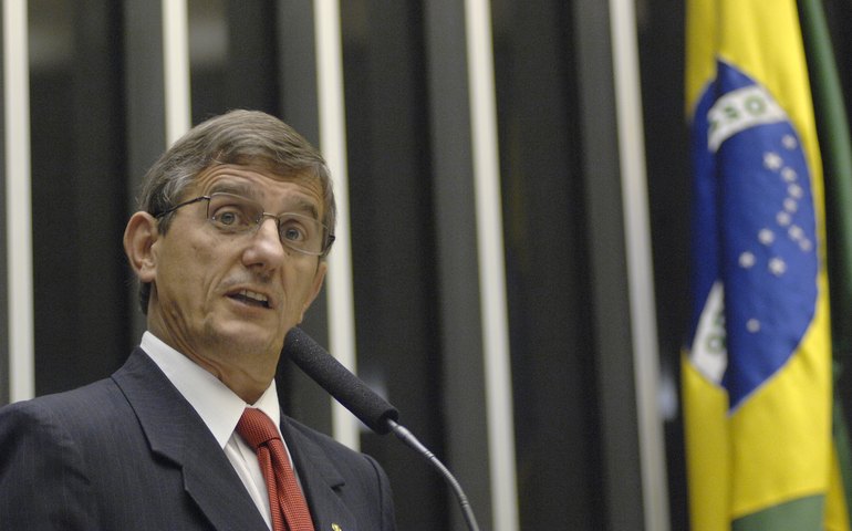 Ex-deputado bolsonarista reverte aposentadoria e volta ao ministério da Saúde