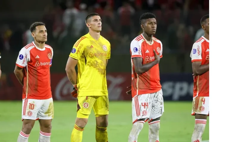 Com uniforme 'sujo de lama', Internacional volta a jogar mas perde partida pela Sul-Americana