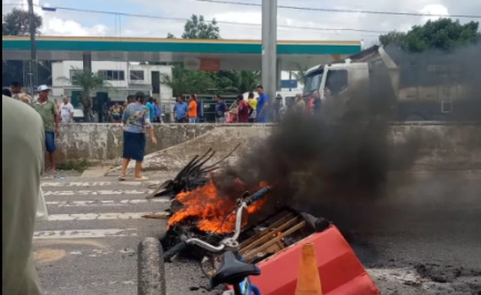 Trecho da rodovia foi bloqueado por moradores de Rio Largo