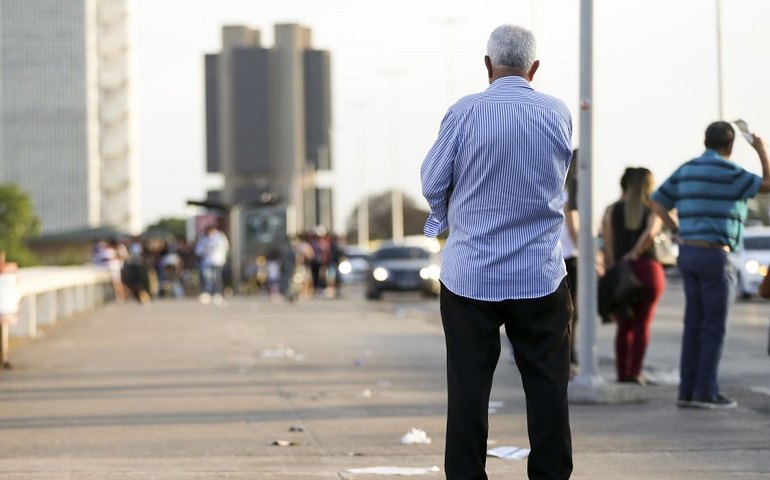Padrão de vida do brasileiro deve ter queda recorde
