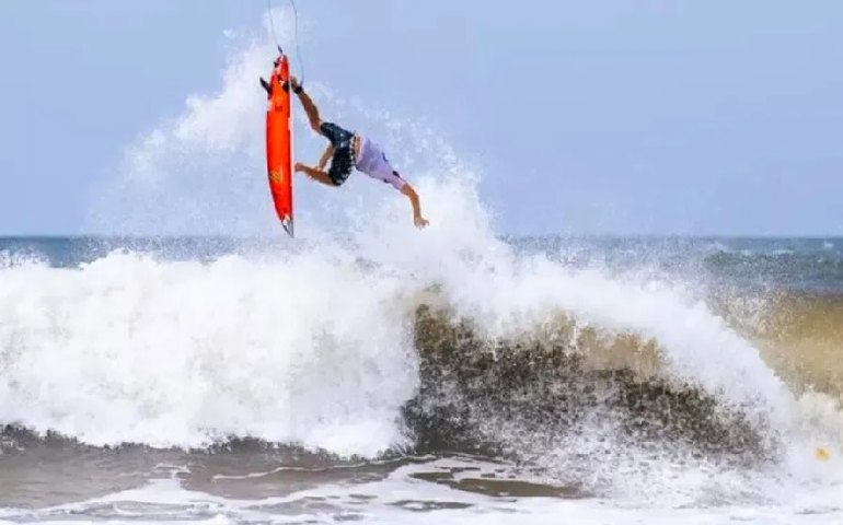 Brasileiros ganham baterias e País terá seus nove surfistas na 2ª fase em Sunset