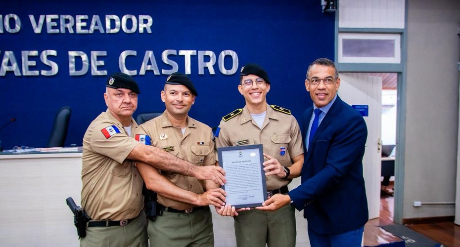 Câmara Municipal homenageia policiais que salvaram criança engasgada