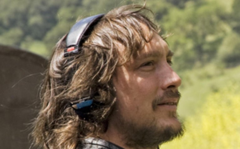 Nicolas Becker conta como foi reproduzir a surdez em filme cotado para o Oscar