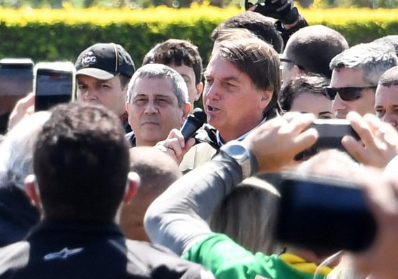Bolsonaro causa aglomeração em Brasília e volta a defender &#8216;voto auditável&#8217;