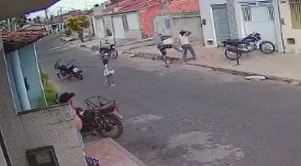 Homem é flagrado agredindo ex-companheira na frente da filha em Aquidabã; VÍDEO / Foto: Foto: Reprodução/Portal A8SE