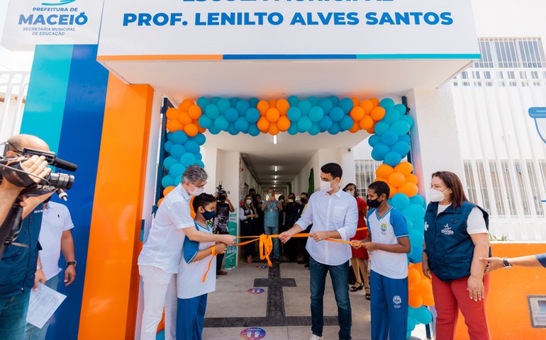 Prefeito JHC entrega Escola Lenilto Alves totalmente reformada à população do Jacintinho