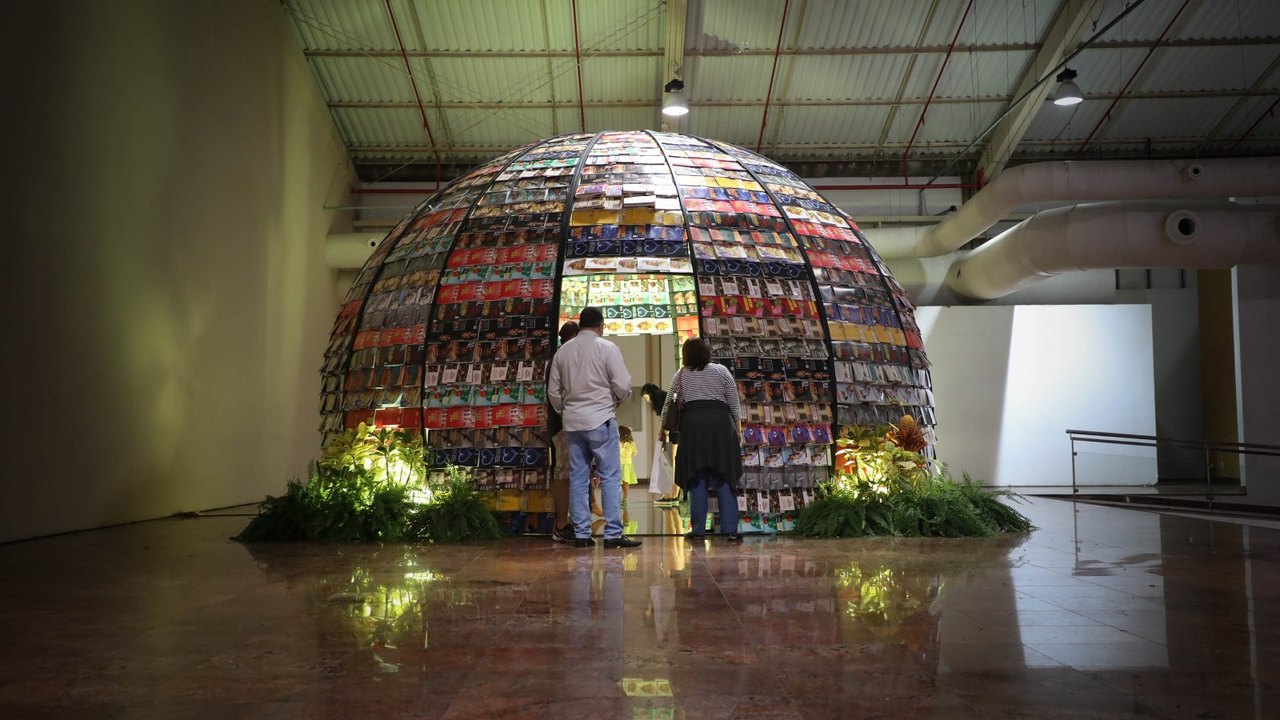 Maloca instagramável é revestida por 2 mil revistas Graciliano