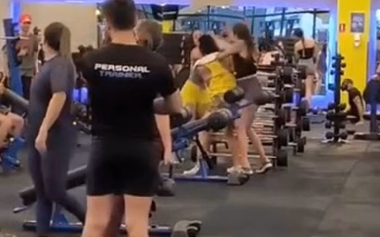 Três mulheres trocam chutes e socos durante briga em academia em Goiânia