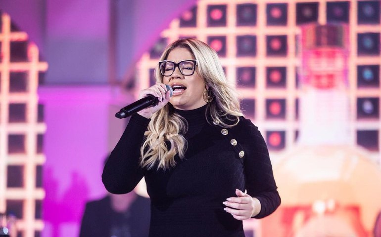 Com cantos emocionados, fãs aguardam velório de Marília Mendonça